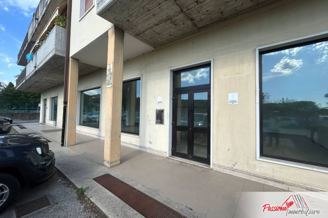Locale commerciale in affitto a Verona