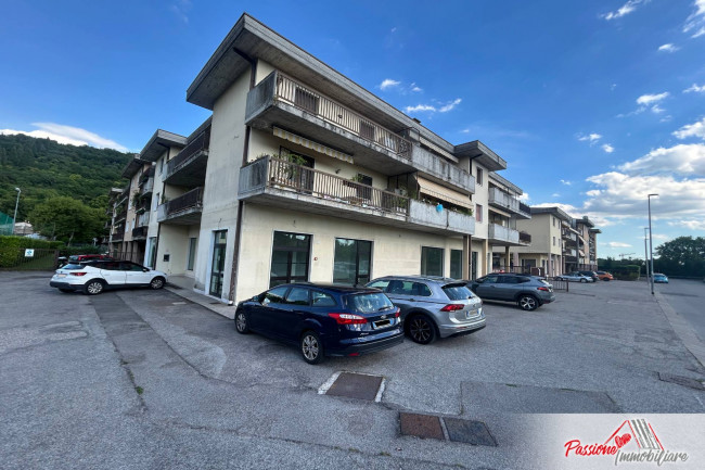 Locale commerciale in affitto a Verona