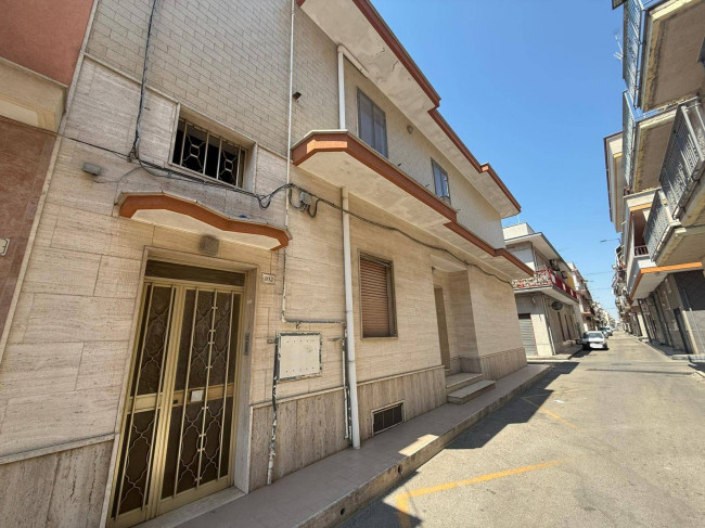 Stabile di due appartamenti in Vendita a Massafra