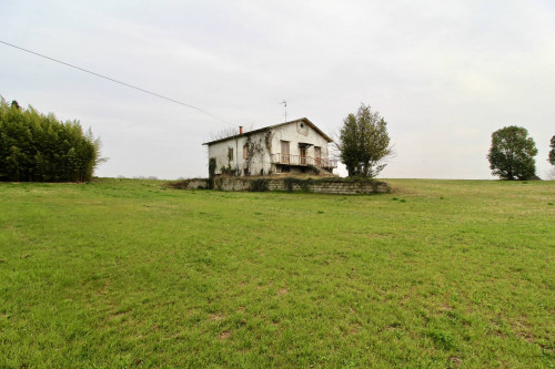 Casa indipendente con terreno in Vendita a Valeggio sul Mincio