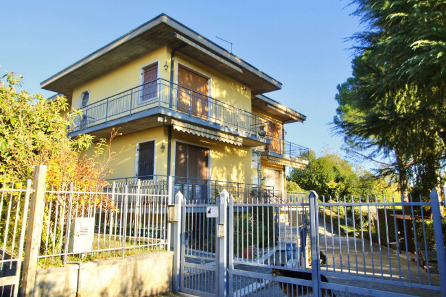 Casa indipendente con terreno in vendita a Peschiera del Garda