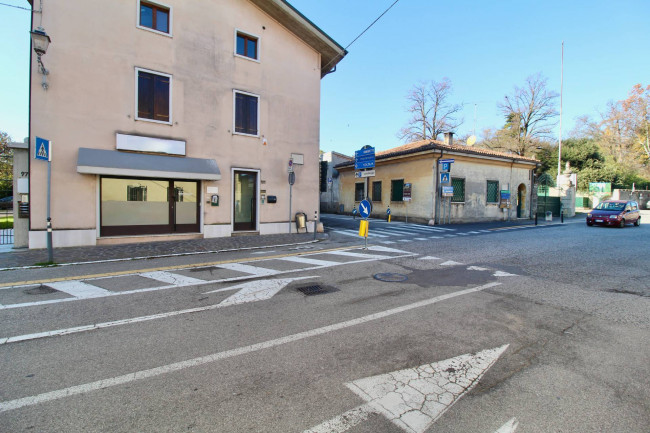 Locale commerciale in affitto a Valeggio sul Mincio