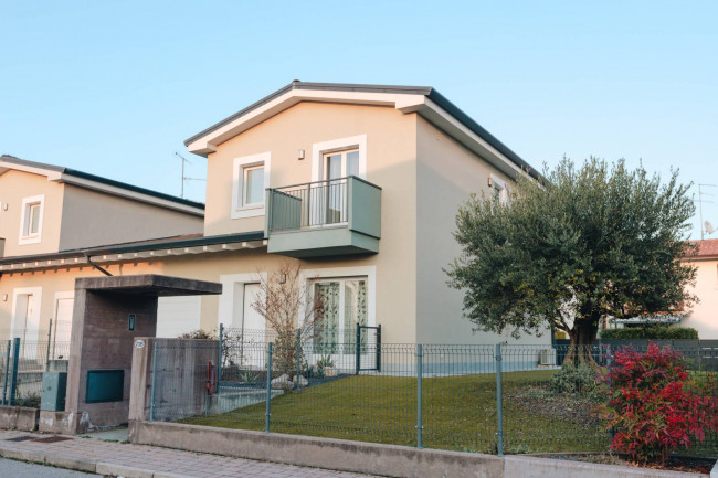Porzione di villa bifamiliare in vendita a Peschiera del Garda