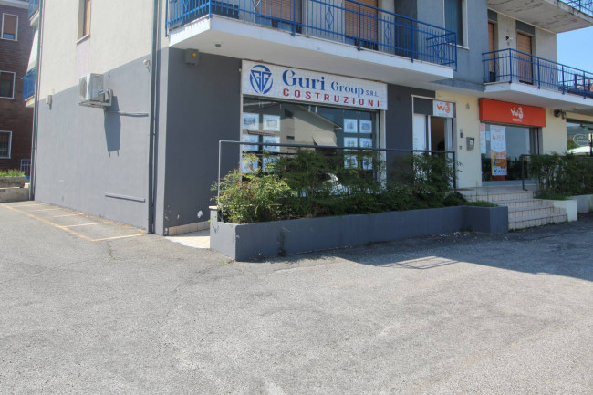 Locale commerciale in affitto a Castelnuovo del Garda