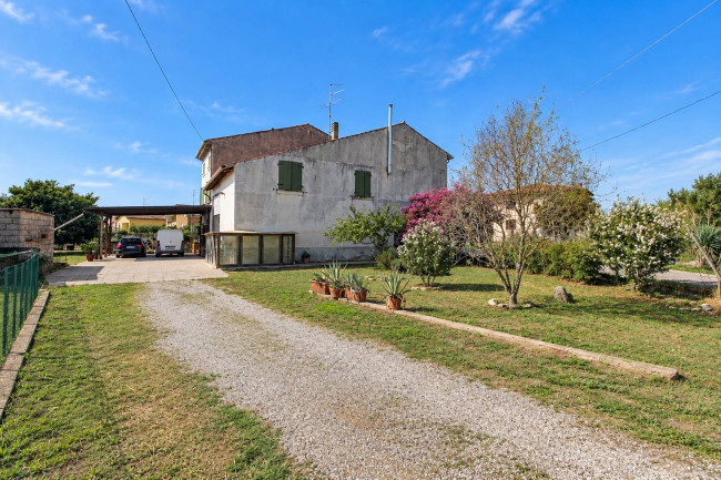 Casa indipendente con terreno in vendita a Valeggio sul Mincio