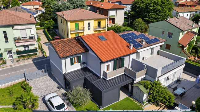 Porzione di villa bifamiliare in vendita a Sona