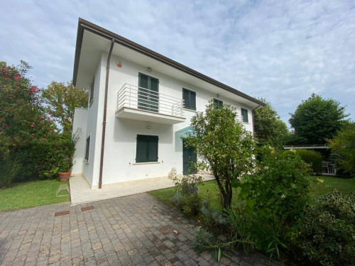 Bifamiliare in Affitto a Forte dei Marmi