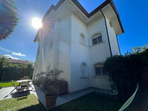 Bifamiliare in Vendita a Forte dei Marmi