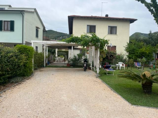 Bifamiliare in Vendita a Seravezza