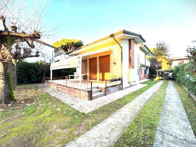 Villa for Sale to Forte dei Marmi