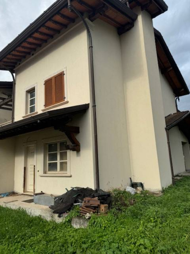 Bifamiliare in Vendita a Seravezza