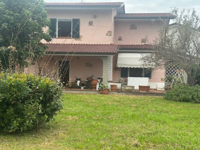 Trifamiliare in Vendita a Camaiore