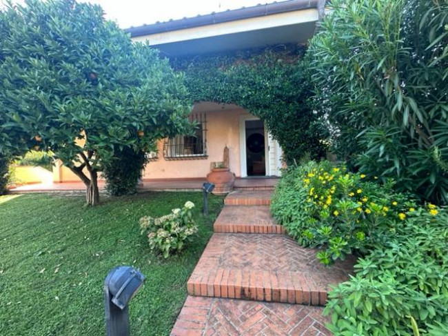 Villa con piscina in Vendita a Seravezza