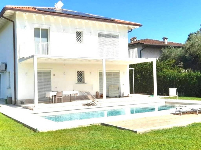 Villa con piscina in Vendita a Pietrasanta
