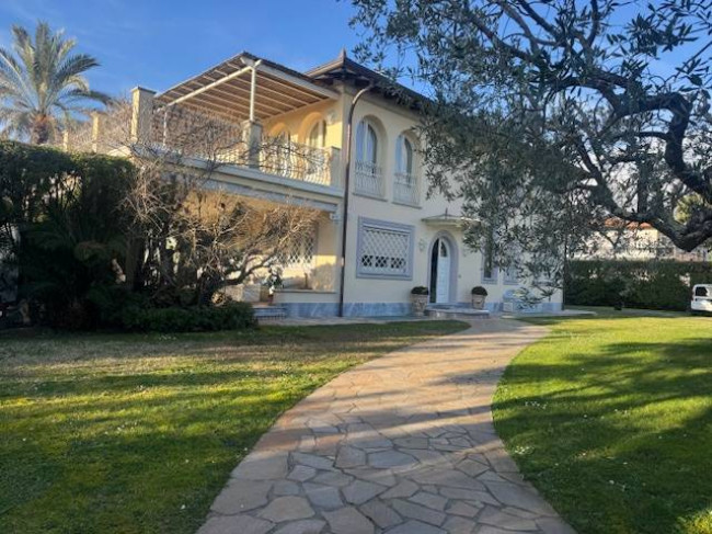Villa con piscina in Affitto a Forte dei Marmi