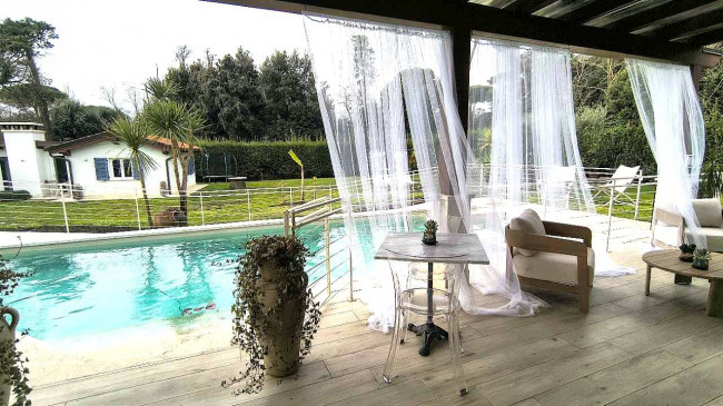 Villa con piscina in Affitto a Pietrasanta