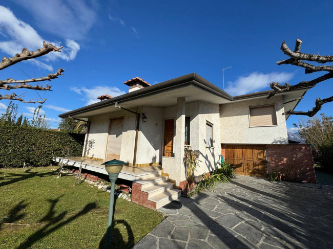 Casa singola in Affitto a Forte dei Marmi