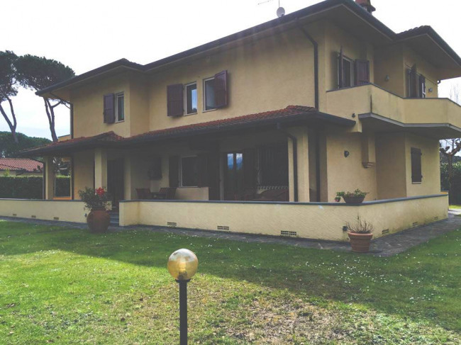 Villa in Vendita a Forte dei Marmi