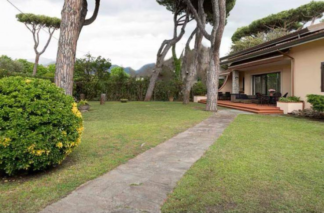 Villa in Vendita a Forte dei Marmi