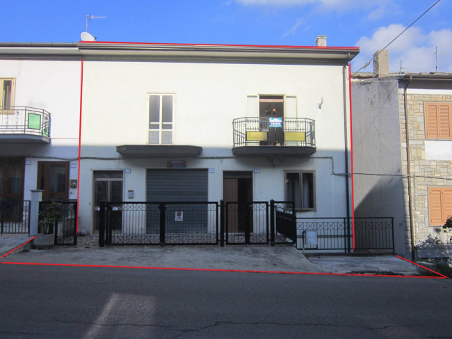 Detached multi-storey house for Sale to Castiglione Messer Marino