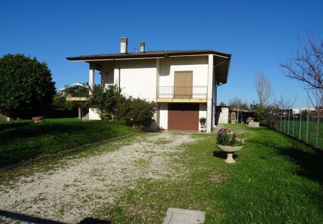 Casa indipendente in vendita a Carlino (UD)