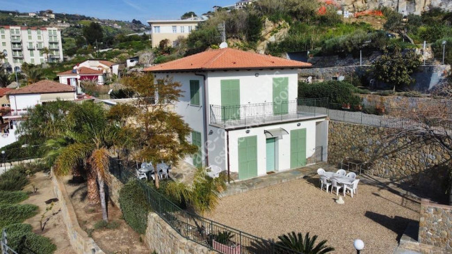 Villa in vendita a Bordighera (IM)