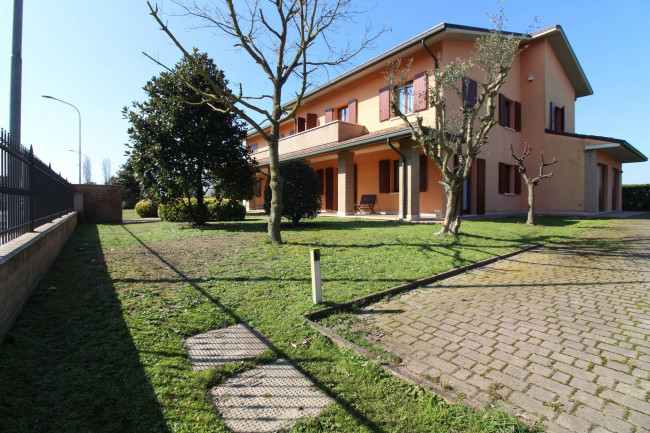 Villa bifamiliare in vendita a Conselice