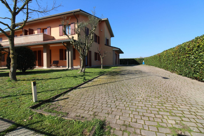 Villa bifamiliare in vendita a Conselice