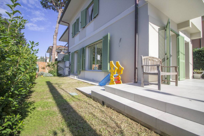 Casa indipendente in vendita a Marina Di Pietrasanta, Pietrasanta (LU)