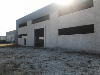 Capannone in Vendita a Carugo