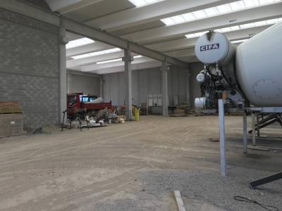 Capannone in Vendita a Carugo