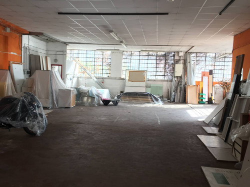 Capannone in Vendita a Figino Serenza