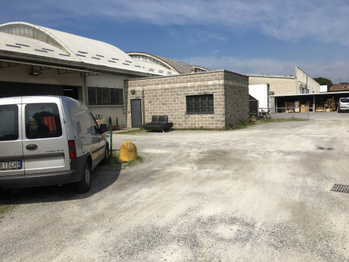 Capannone in Vendita a Carugo