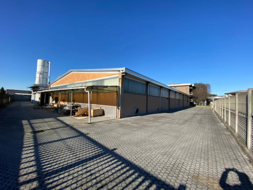 Capannone in Vendita a Figino Serenza