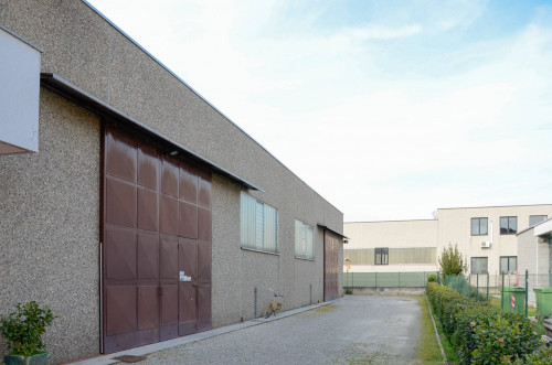 Capannone + Palazzina Uffici in Vendita a Samarate