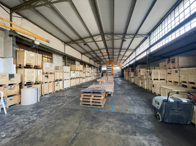 Capannone + Palazzina Uffici in Vendita a Caronno Pertusella