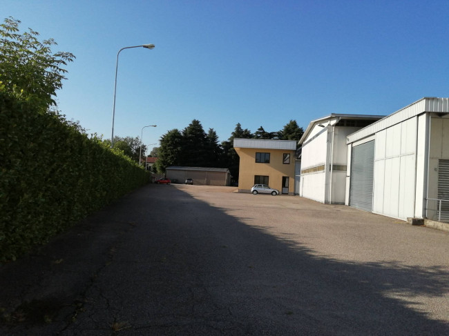 Capannone in Affitto a Rho