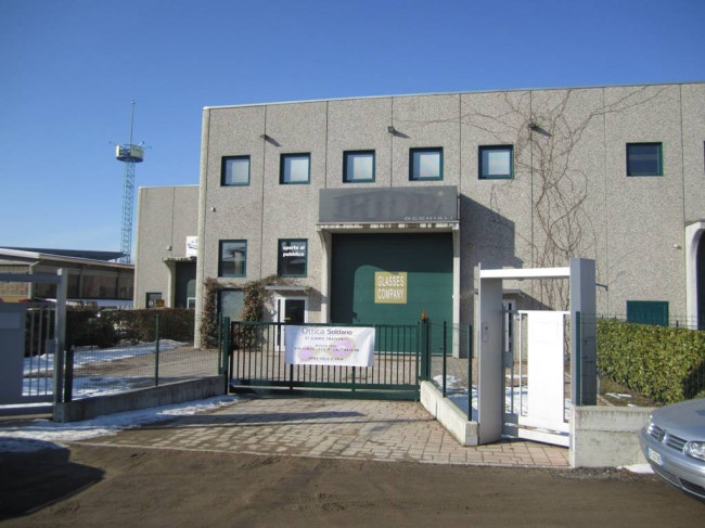 Capannone in Vendita a Gavirate