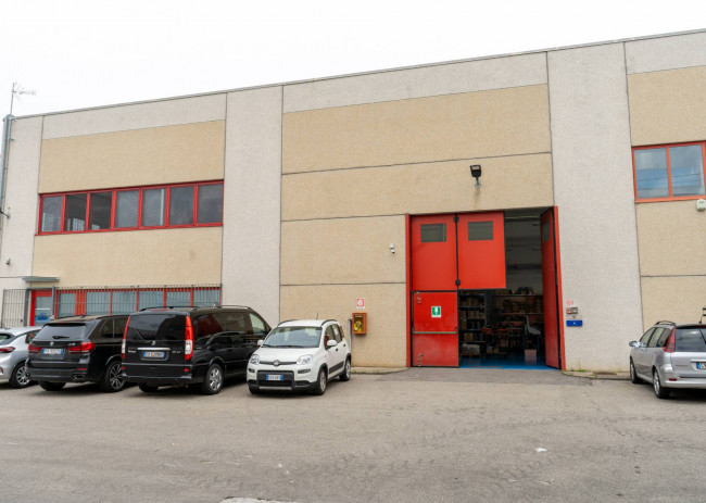 Capannone in Vendita a Turate