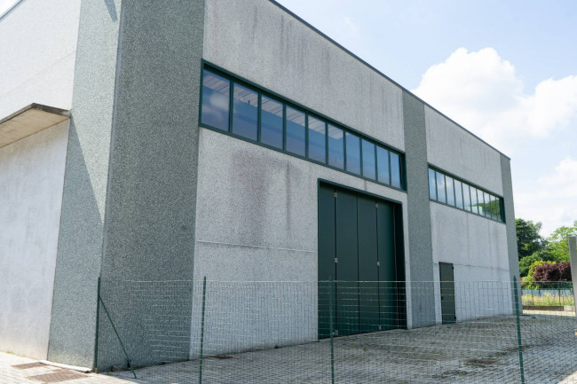 Capannone in Vendita a Solbiate con Cagno