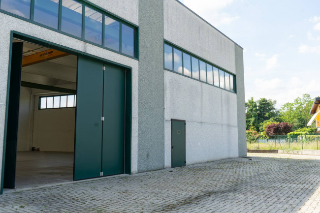 Capannone in Vendita a Solbiate con Cagno