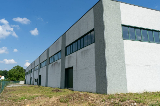 Capannone in Vendita a Solbiate con Cagno