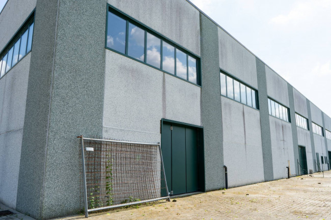 Capannone in Vendita a Solbiate con Cagno