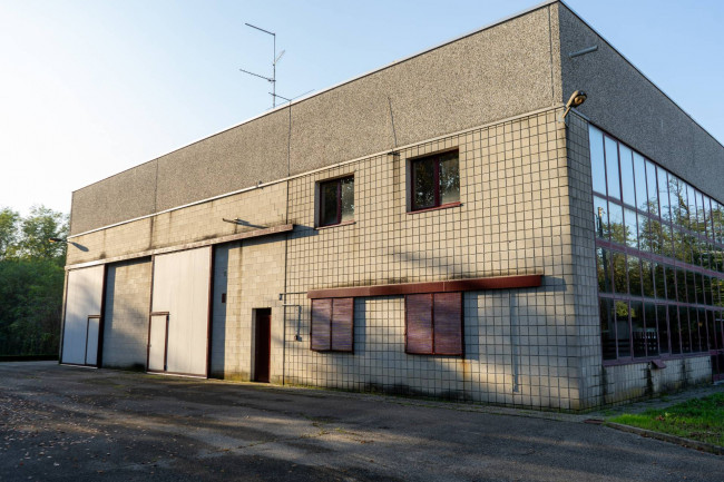 Capannone in Vendita a Locate Varesino