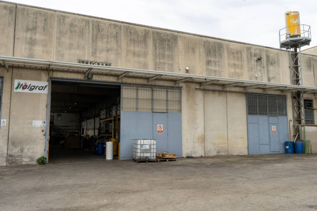 Capannone in Vendita a Mozzate