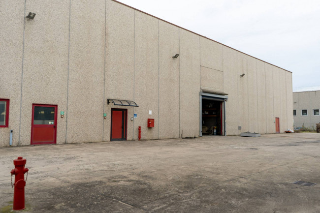 Capannone in Vendita a Mozzate