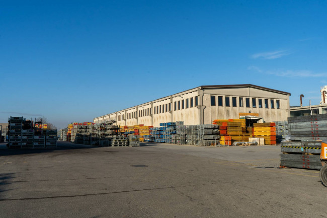 Capannone in Vendita a Turate