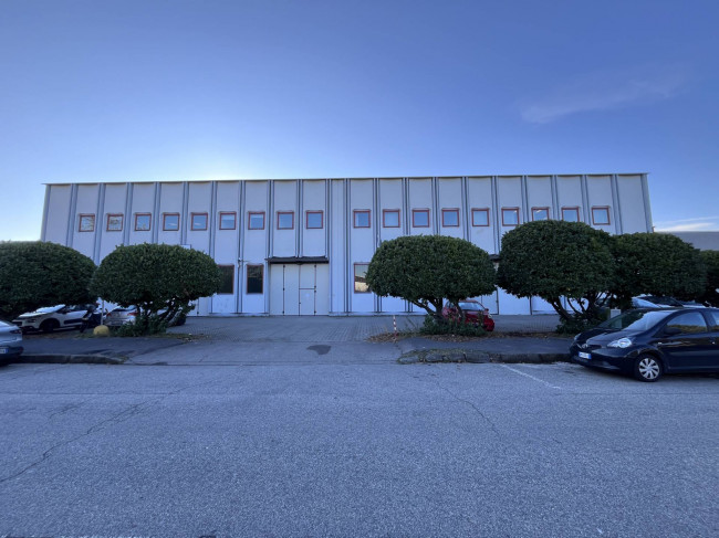 Capannone + Palazzina Uffici in Affitto a Cusago