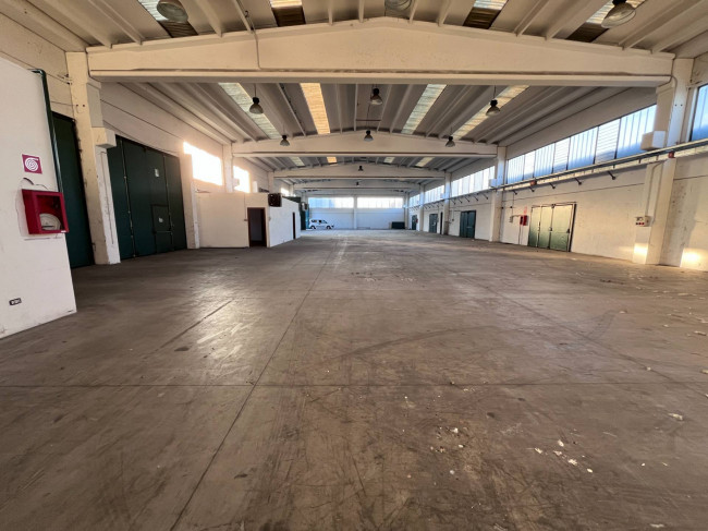Capannone + Palazzina Uffici in Affitto a Gaggiano