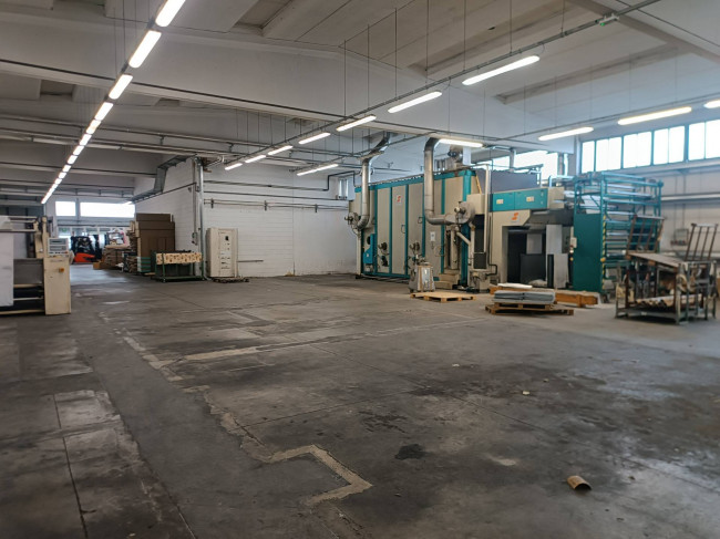 Capannone in Vendita a Casnate con Bernate